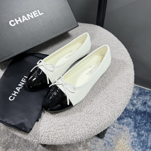 CHANEL BALLERINA FLAT SHOES IN WHITE - Image 4