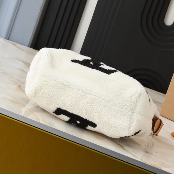 LOUIS VUITTON HILLS POCHETTE SHEARLING WHITE 18CM - Image 8