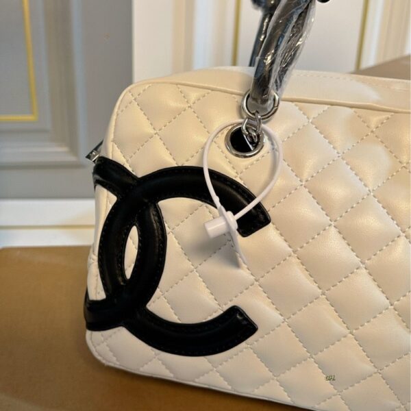CHANEL CAMBON BOWLER BAG QUILTED LEATHER WHITE AND BLACK 26CM - Image 7