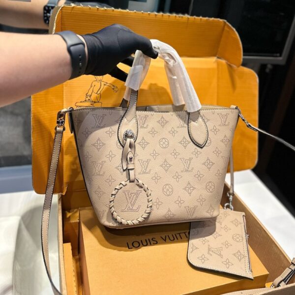LOUIS VUITTON BLOSSOM MAHINA LEATHER BAG BEIGE 21CM - Image 2