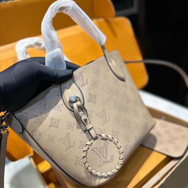 LOUIS VUITTON BLOSSOM MAHINA LEATHER BAG BEIGE 21CM - Image 7