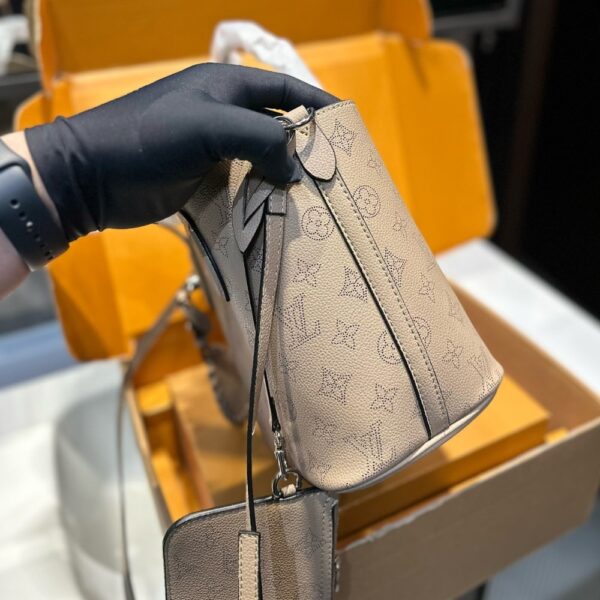 LOUIS VUITTON BLOSSOM MAHINA LEATHER BAG BEIGE 21CM - Image 6
