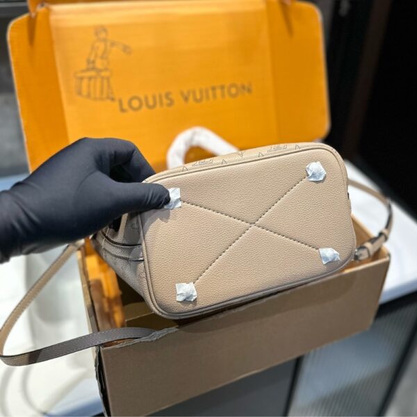 LOUIS VUITTON BLOSSOM MAHINA LEATHER BAG BEIGE 21CM - Image 4