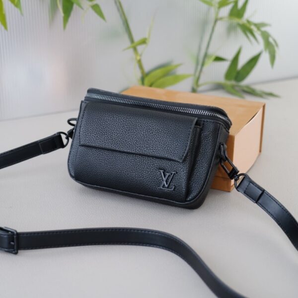 LOUIS VUITTON PILOT BAG BLACK 29CM - Image 3