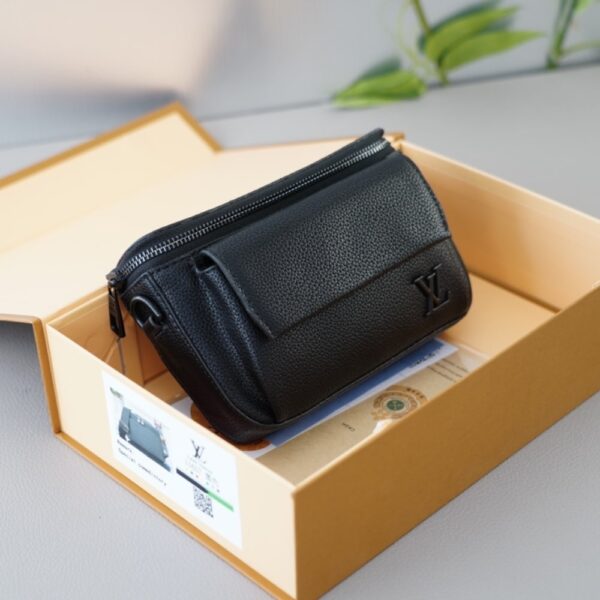 LOUIS VUITTON PILOT BAG BLACK 29CM - Image 4