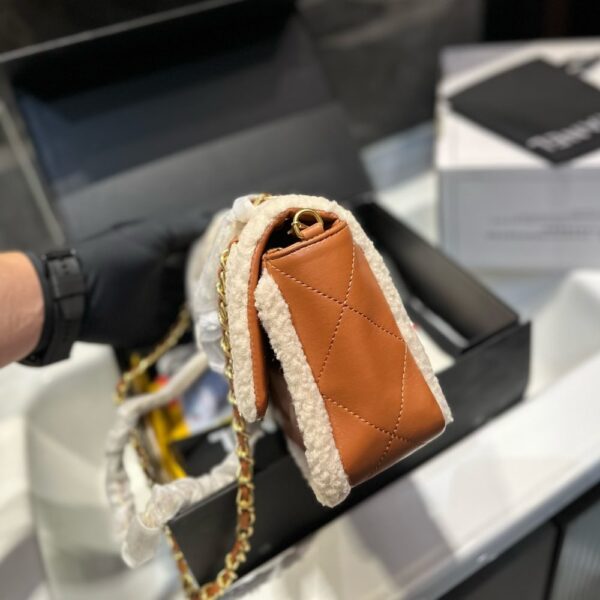 CHANEL FLAP BAG SHEARLING BEIGE AND BROWN 23CM AS5149 B18194 NZW48 - Image 4