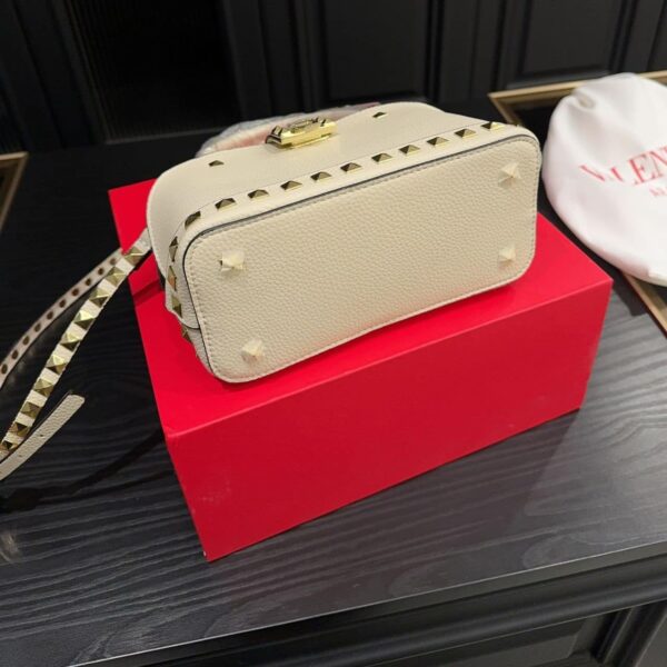 VALENTINO GARAVANI ROCKSTUD HANDBAG IN GRAINY LEATHER WHITE 21CM - Image 6