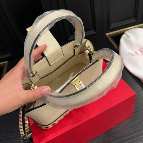 VALENTINO GARAVANI ROCKSTUD HANDBAG IN GRAINY LEATHER WHITE 21CM - Image 8