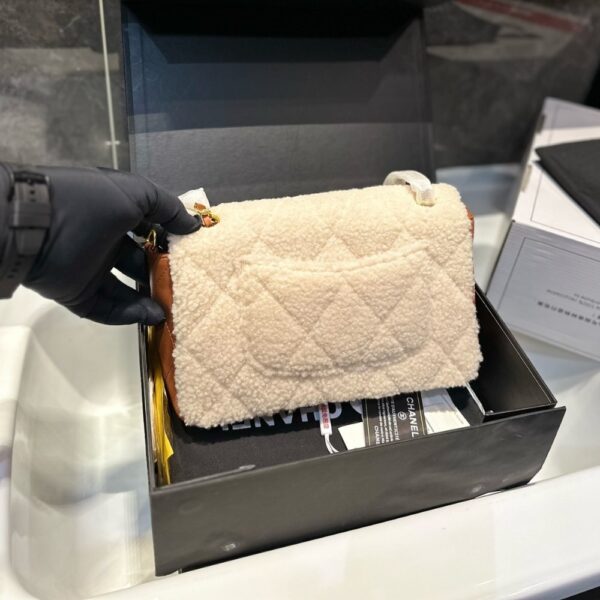 CHANEL FLAP BAG SHEARLING BEIGE AND BROWN 23CM AS5149 B18194 NZW48 - Image 6