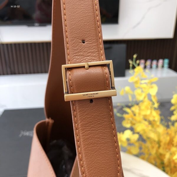 SAINT LAURENT LE 5 À 7 SUPPLE LARGE IN GRAINED LEATHER BROWN 31CM 713938AAAUQ2536 - Image 4