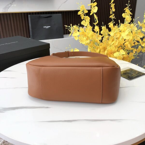 SAINT LAURENT LE 5 À 7 SUPPLE LARGE IN GRAINED LEATHER BROWN 31CM 713938AAAUQ2536 - Image 3