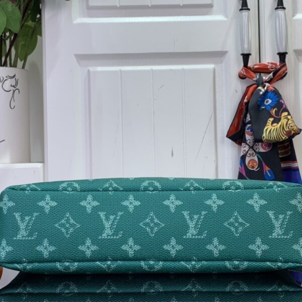 LOUIS VUITTON POCHETTE VOYAGE SOUPLE GREEN 21CM M12665 - Image 4