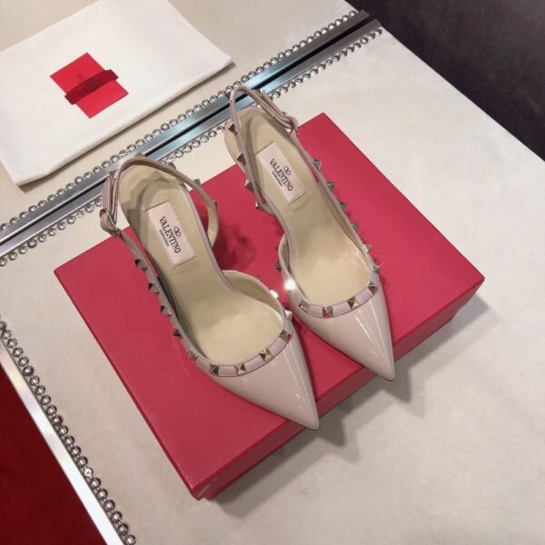 VALENTINO GARAVANI ROCKSTUD PATENT LEATHER STRAP PUMP BEIGE - Image 7
