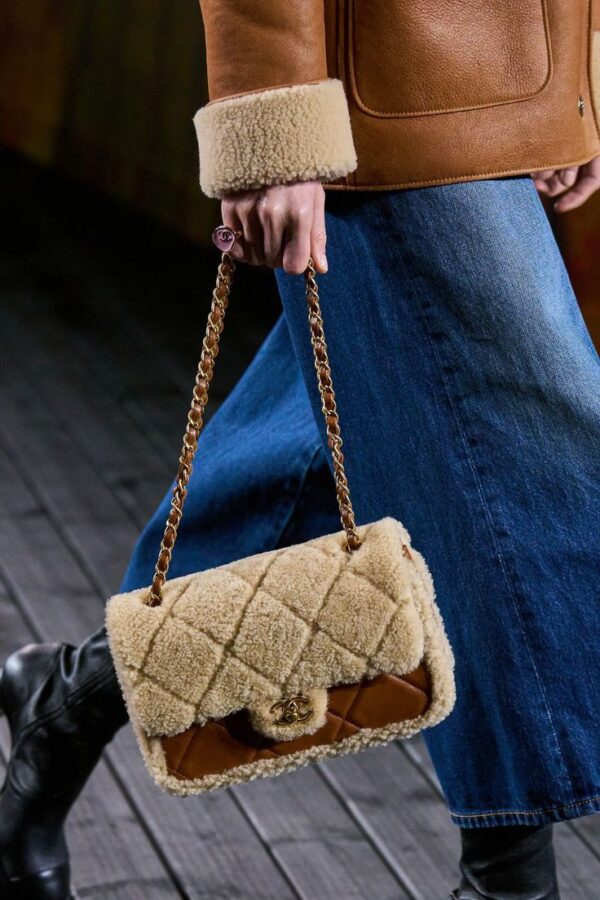 CHANEL FLAP BAG SHEARLING BEIGE AND BROWN 23CM AS5149 B18194 NZW48 - Image 7