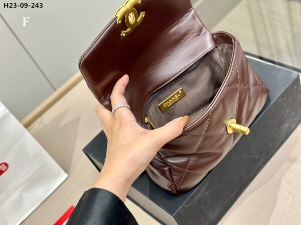 CHANEL 19 FLAP BAG BROWN 20CM - Image 3