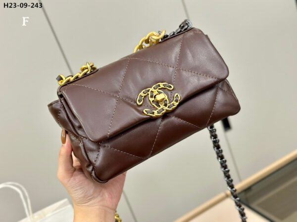 CHANEL 19 FLAP BAG BROWN 20CM - Image 6