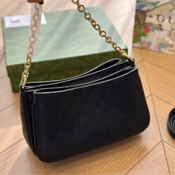 GUCCI GG EMBLEM SMALL SHOULDER BAG BLACK 23CM 815409 AAEEM 1000 - Image 2
