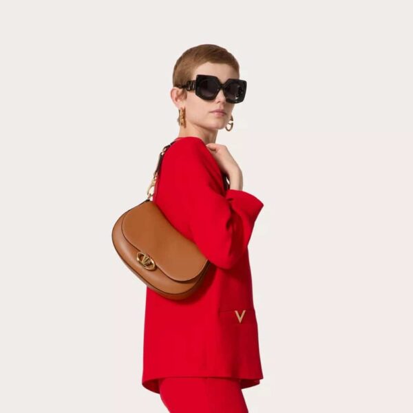VALENTINO GARAVANI OHVAL SHOULDER BAG ALMOND 28CM 5W2B0N88CVC KEL - Image 4
