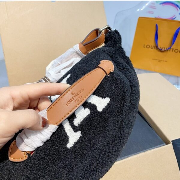 LOUIS VUITTON LV SKI BUMBAG SHEARLING BICOLOR CHOCOLATE AND CREAM 31CM M11799 - Image 4