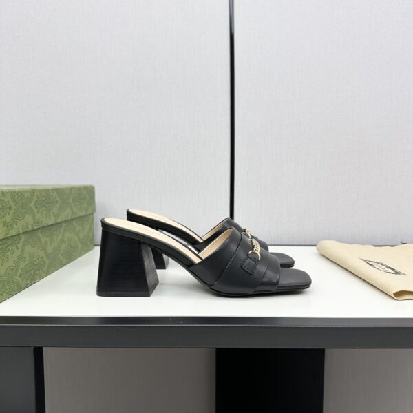 GUCCI SIGNORIA SLIDE SANDAL IN BLACK - Image 2