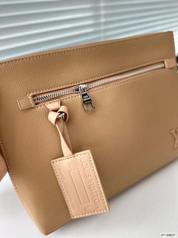 LOUIS VUITTON TAKEOFF POUCH BEIGE 30CM - Image 4
