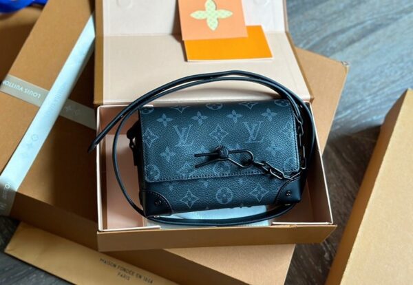 LOUIS VUITTON STEAMER WEARABLE WALLET BLACK 18CM M81783 - Image 4