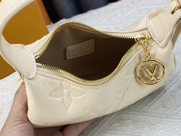 LOUIS VUITTON MINI MOON WHITE 20CM M82519 - Image 10