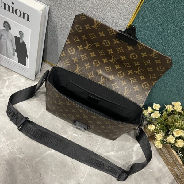 LOUIS VUITTON S CAPE MESSENGER MONOGRAM BROWN 28CM - Image 8