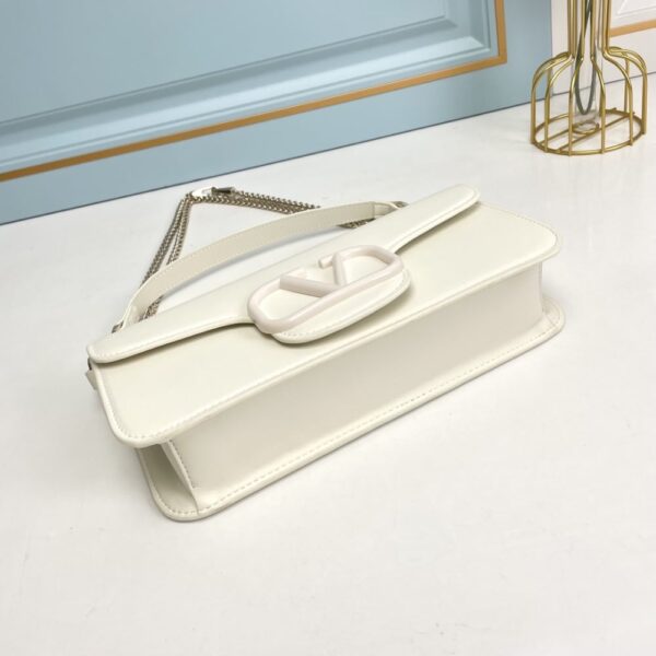 VALENTINO GARAVANI LOCÒ SHOULDER BAG IN IVORY 27CM - Image 4
