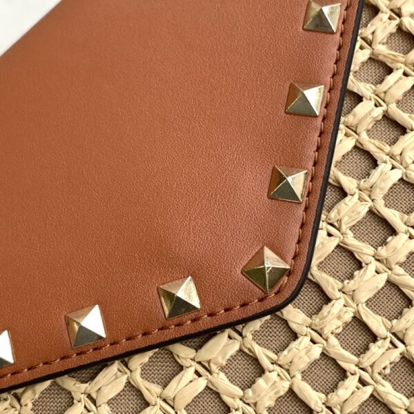 VALENTINO GARAVANI ROCKSTUD RAFFIA CLUTCH BAG IN BROWN 28CM - Image 3