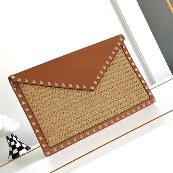 VALENTINO GARAVANI ROCKSTUD RAFFIA CLUTCH BAG IN BROWN 28CM - Image 2