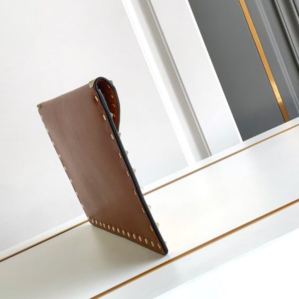VALENTINO GARAVANI ROCKSTUD RAFFIA CLUTCH BAG IN BROWN 28CM - Image 9