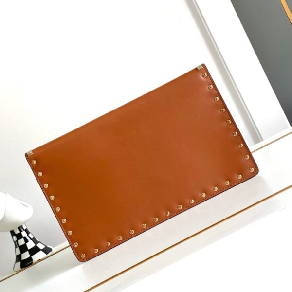 VALENTINO GARAVANI ROCKSTUD RAFFIA CLUTCH BAG IN BROWN 28CM - Image 8